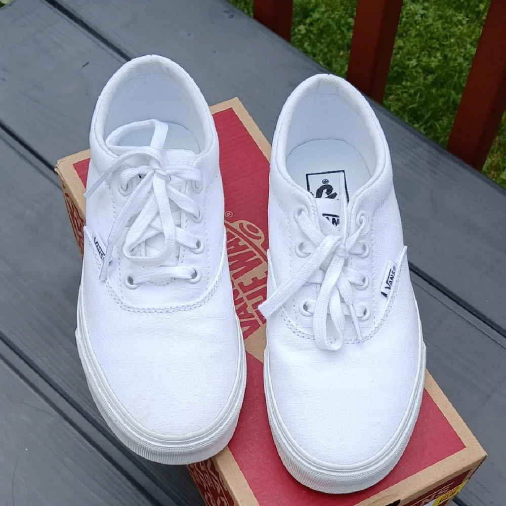 Vans White Sneakers Classic Minimalist Design - Picture 1 of 4